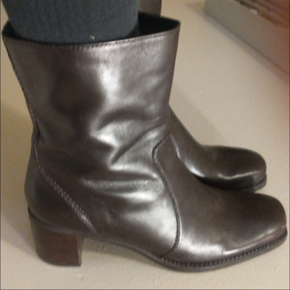 Bandolino NOVEMBRE Leather High Heeled Ankle Booties Fall Fashion Block Heels - Picture 1 of 15